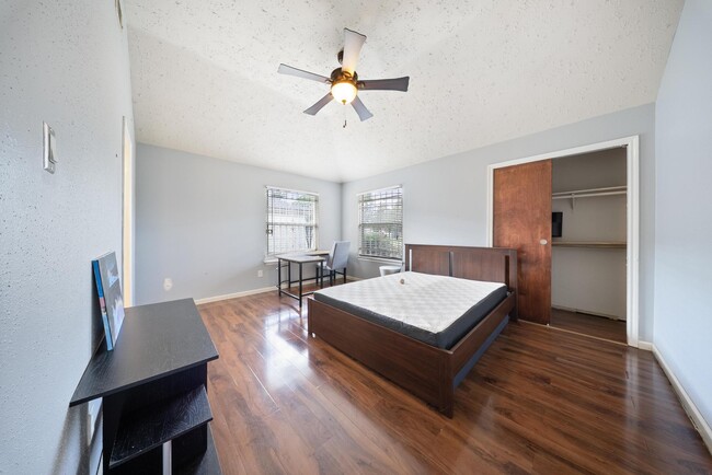 Building Photo - 15242 Peachmeadow Ln