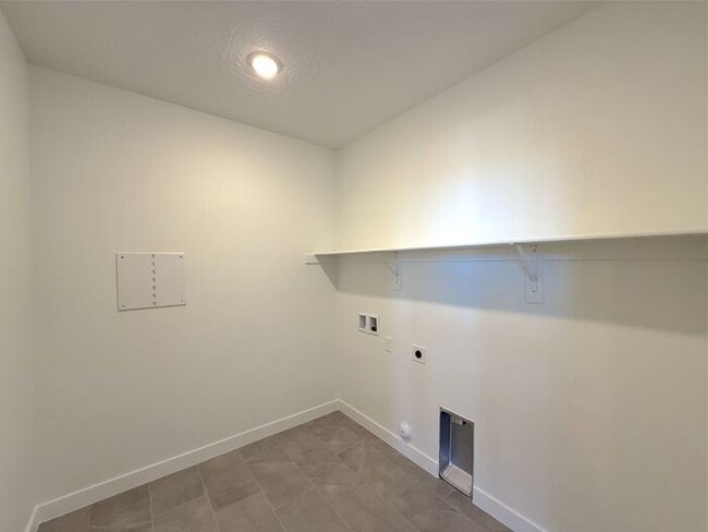 Building Photo - New 3 bed, 2.5 bath with 2 car garage home