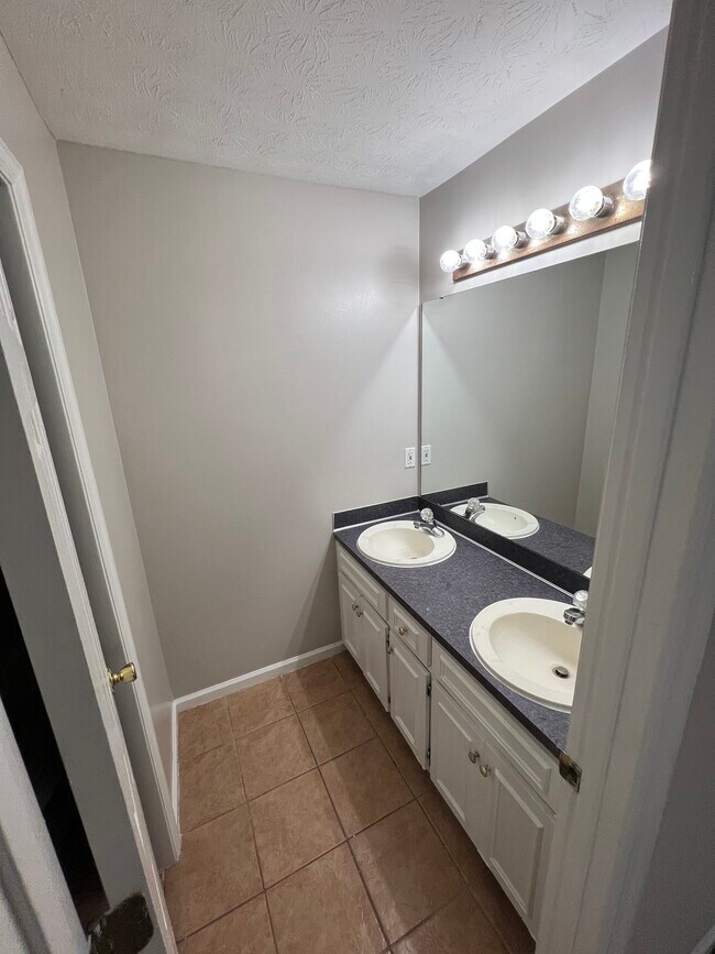 Master bathroom - 32 Lexington Cir