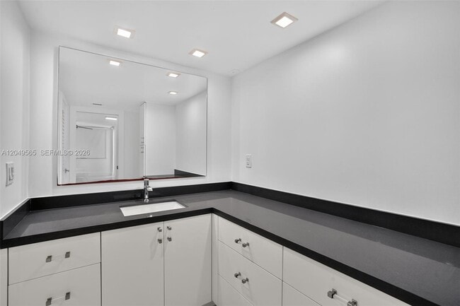 Building Photo - 6039 Collins Ave