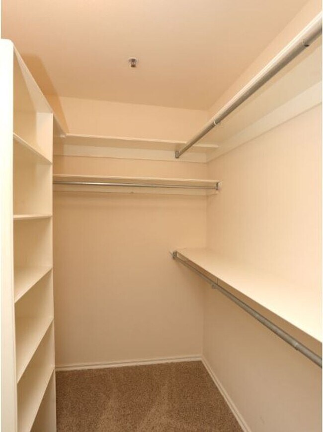 Building Photo - Beautiful large 2-bedroom 2 baths with 1 car garage in Mid Town Tulsa!!