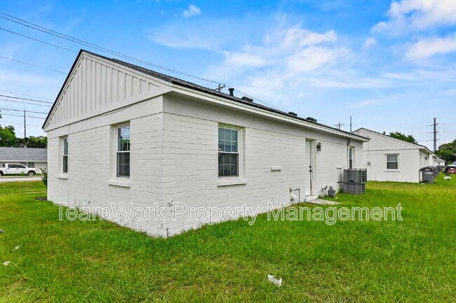 Building Photo - 3027 Azalea Dr