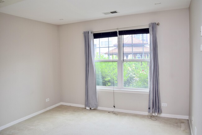 Building Photo - 1260 Evergreen Ave