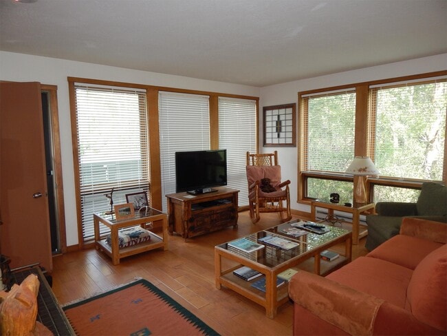 Building Photo - 3548 N Lake Creek Dr
