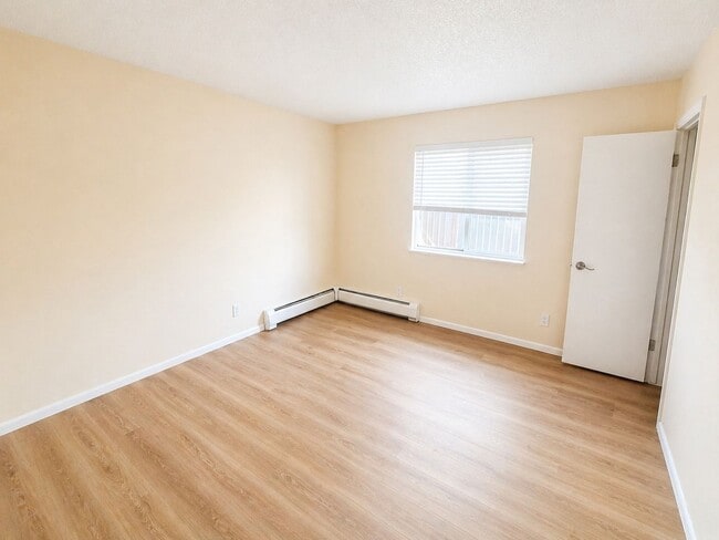 Building Photo - Available now!  Freshly updated paired home