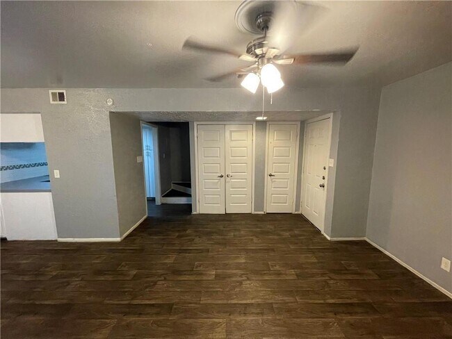 Building Photo - 305 E Croslin St