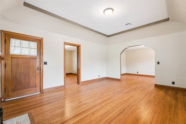 Building Photo - 308 E 5th St