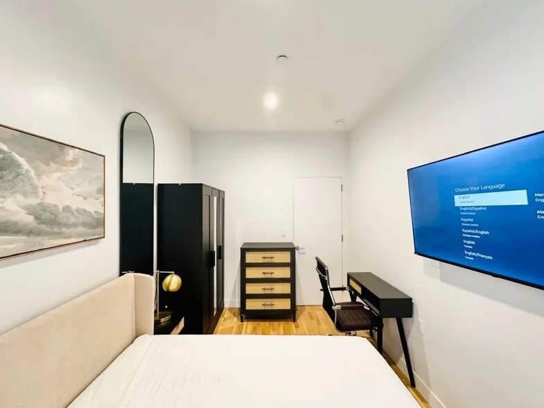 Building Photo - Furnished room/NOT APARTMENT