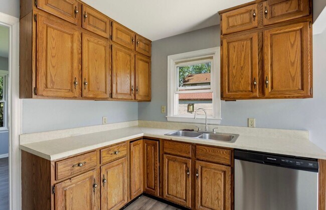 Building Photo - Cozy 2-Bedroom Home with Bonus Room & Fenced Yard!