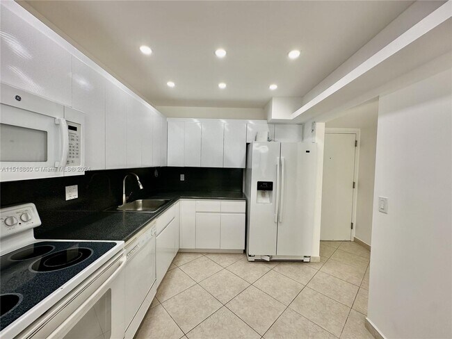 Building Photo - 2301 S Ocean Dr