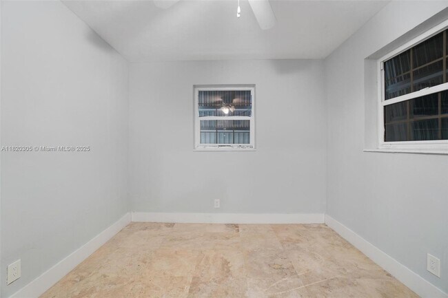 Building Photo - 1312 SE 3rd Ave