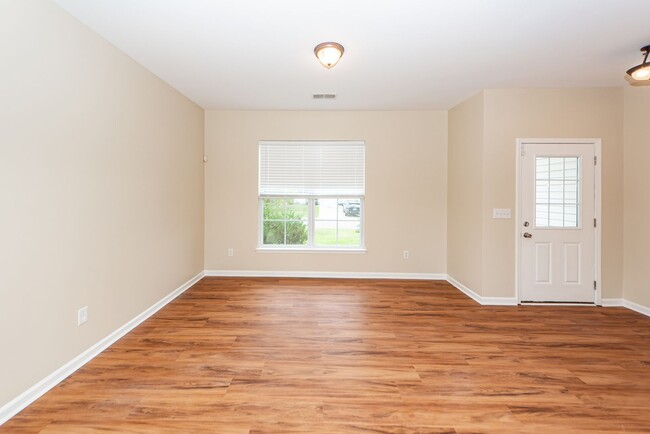 Building Photo - 4 Bedroom 2.5 Bath Home in Felder Creek - ...