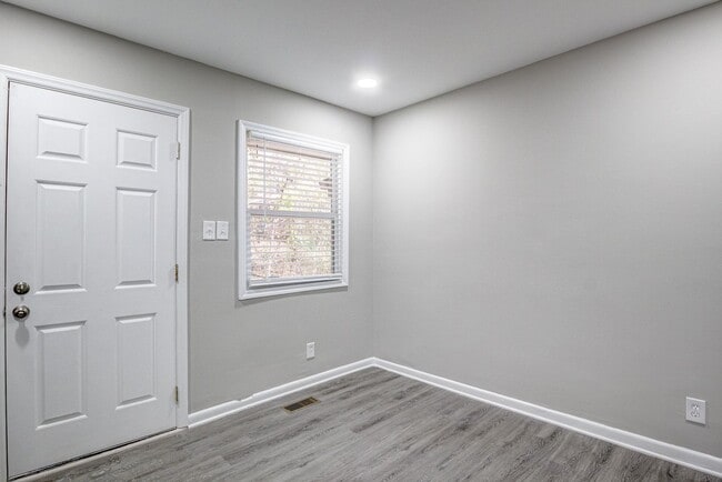 Building Photo - 2 Bed 1 Bath walking distance to downtown Chapel Hill and UNC