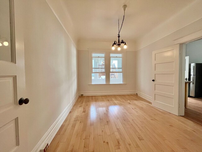 Building Photo - Stunning Edwardian Flat with a Backyard