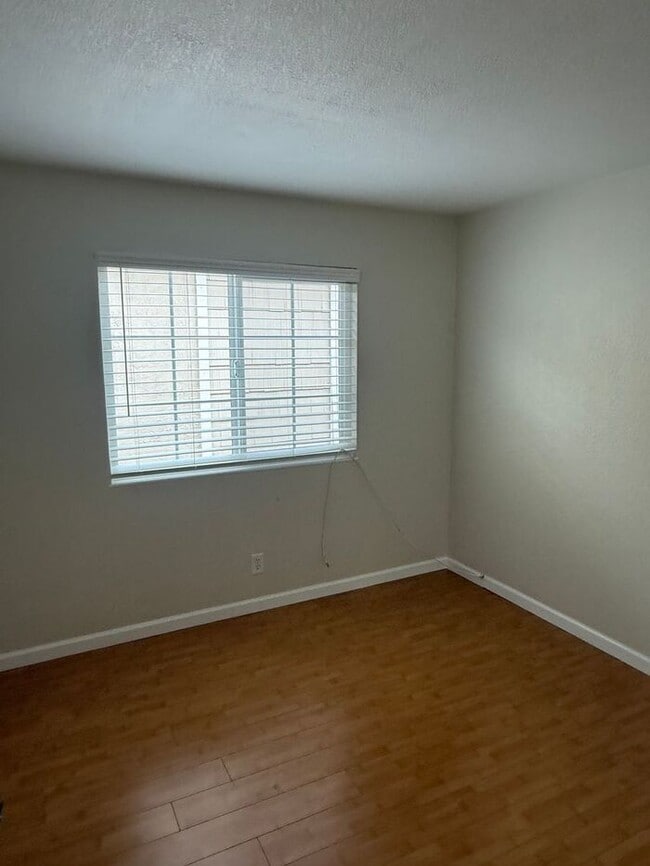 Building Photo - Beautiful Spacious 4-bedroom, 2.5-bathroom...