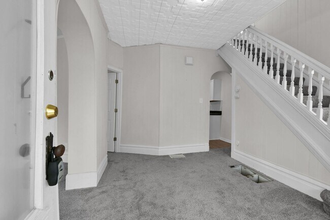 Building Photo - Large Single Family Rental - Available Now