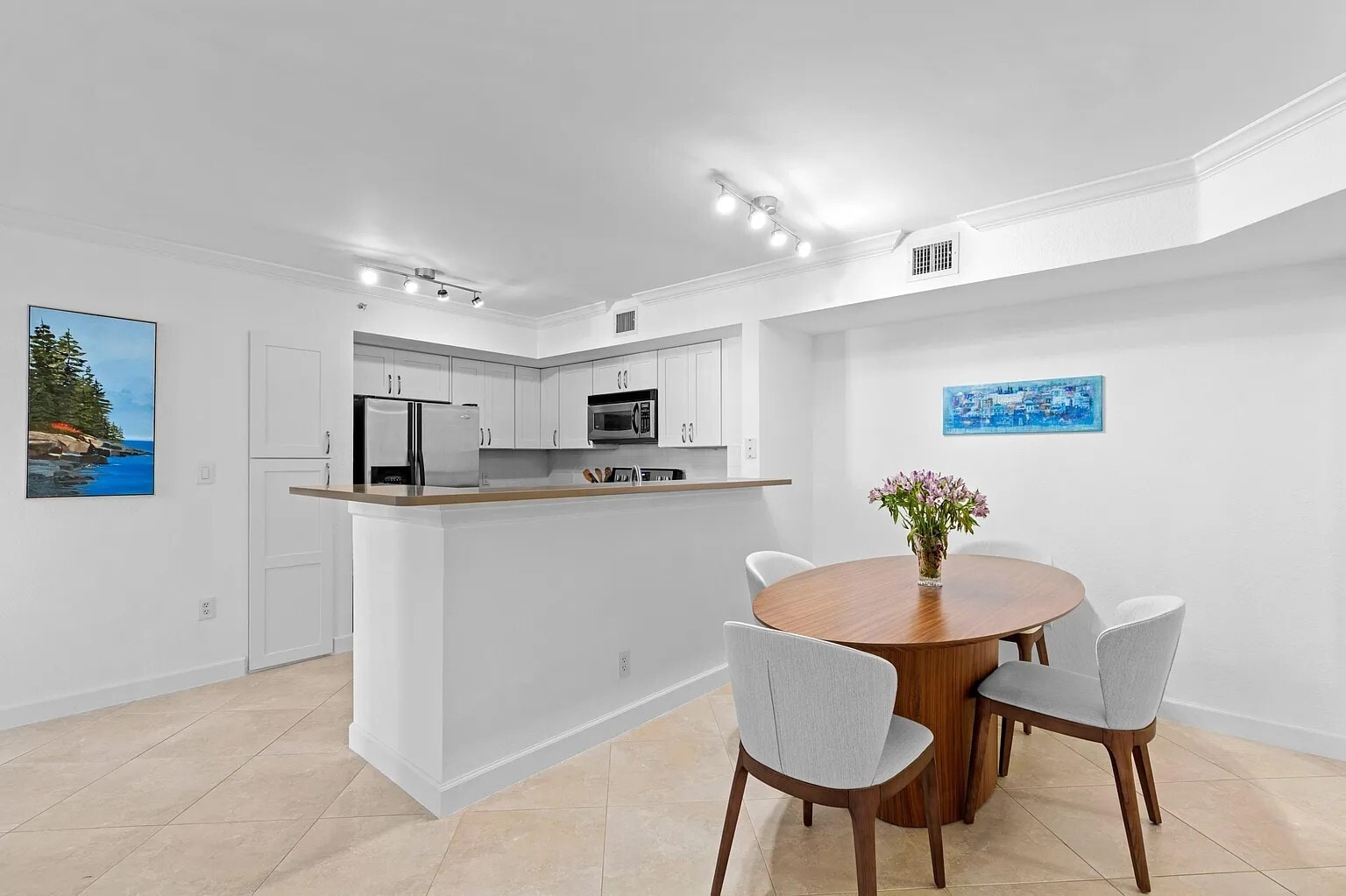 Dining area adjacent to kitchen - 1801 N Flagler Dr