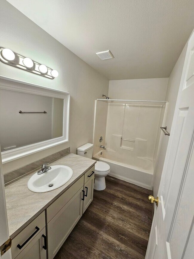 Building Photo - 14553 SE Lone Pine Dr