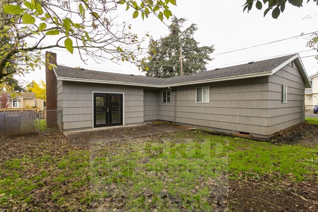 Building Photo - 3+ Bedroom House w/ Large Backyard - Southeast Portland!