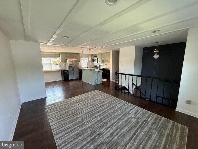 Building Photo - 5079 Macnamara Dr