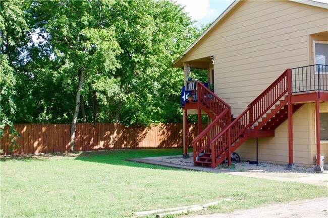 Building Photo - 1642 Post Rd