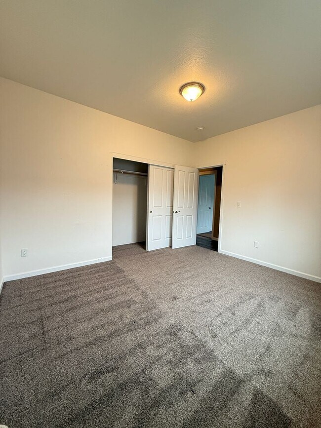 Building Photo - Quiet Cul-De-Sac Living in White City