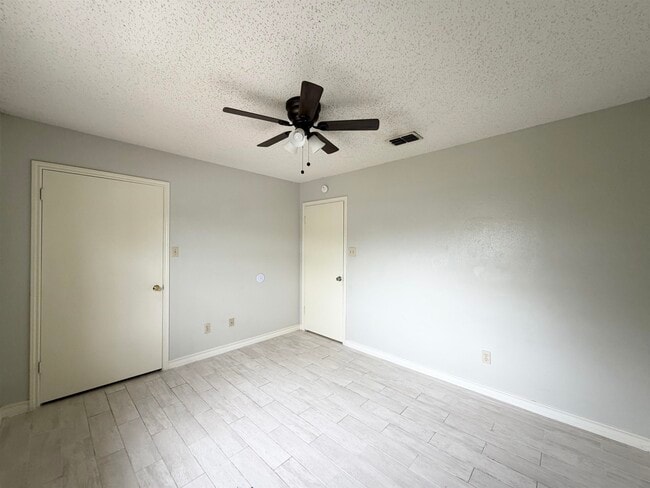 Building Photo - 216 E Cherry Ln