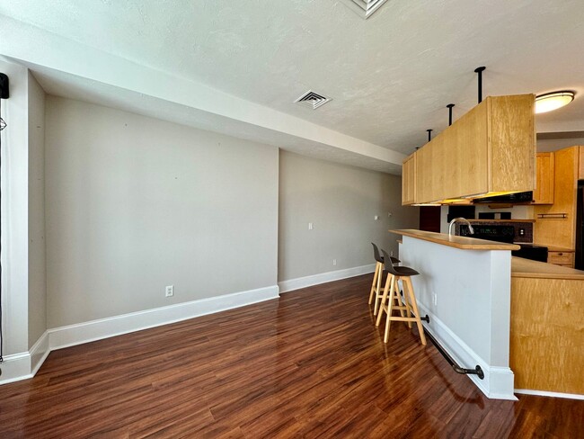 Building Photo - 1 Bed / 1 Bath 1st Floor Unit  (Downtown, ...