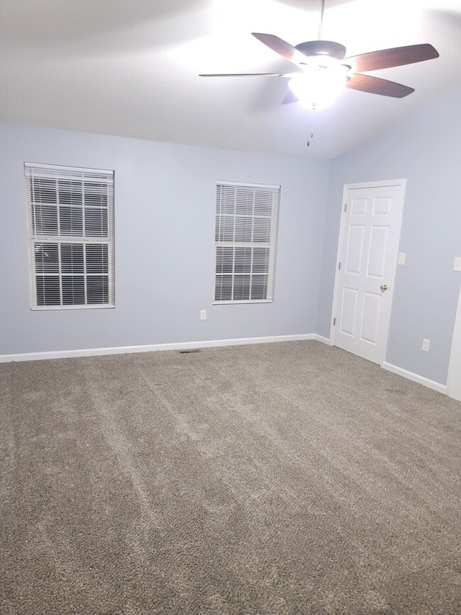 Building Photo - Two Bedroom Oakwood Townhome