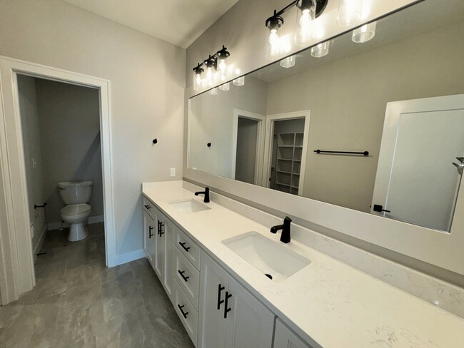 Building Photo - 1439 SW Winthrop Dr