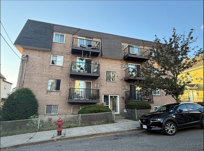 Building Photo - 22 Irving St