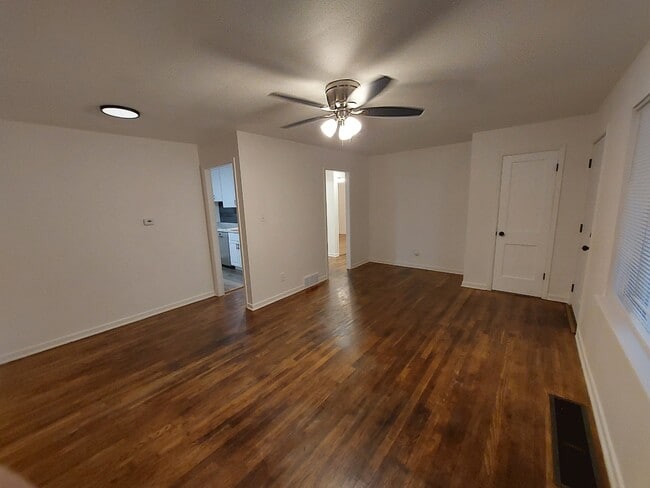 Building Photo - 335 Valley Dr