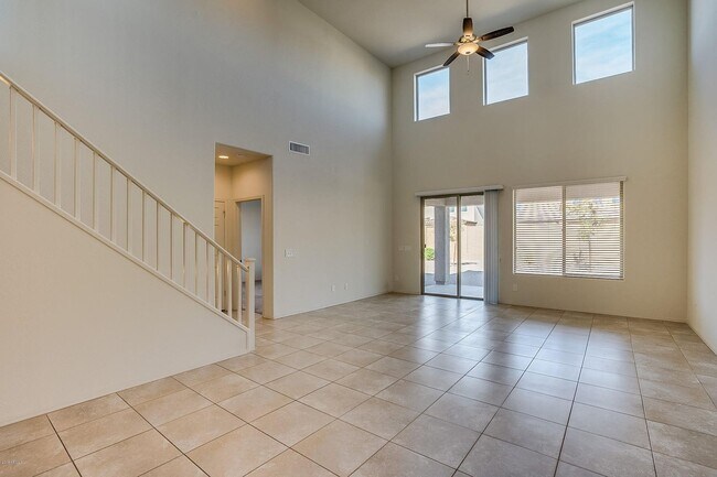 Building Photo - Charming 4-bed, 3.5 bath home with full SOLAR at Trailside community on Happy Valley in North Peoria