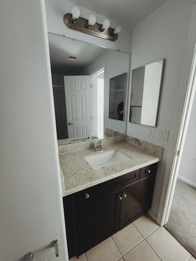 Building Photo - Lovely Parkside Townhome!