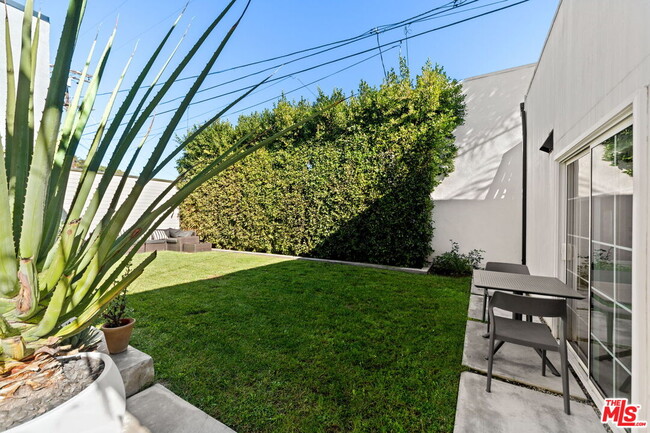 Building Photo - 358 N Bronson Ave