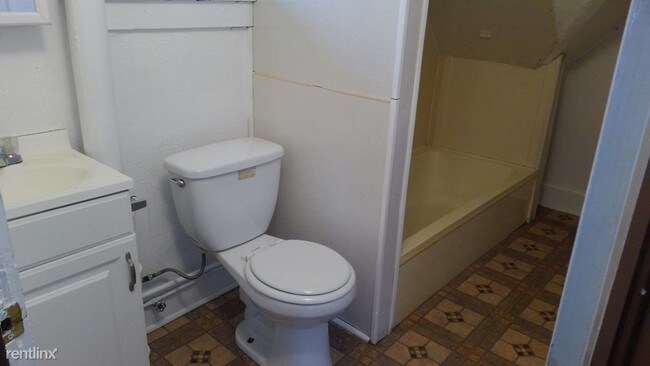 Building Photo - 1 br, 1 bath  - 120 Badger Ave Unit #7