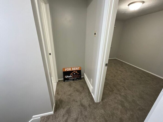 Building Photo - 3 bedroom 1.5 bathroom Duplex
