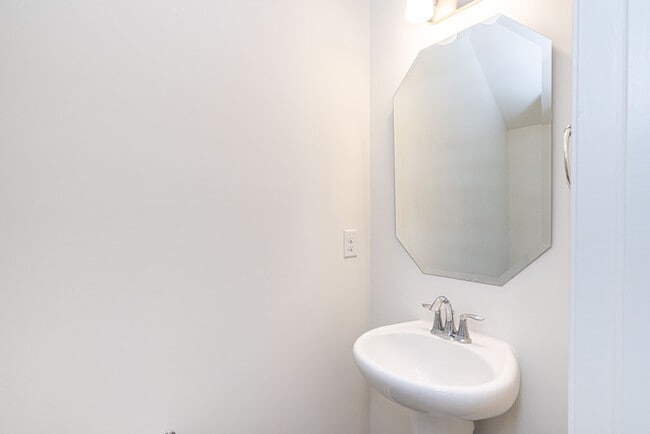 Building Photo - BEAUTIFUL 2 Bedroom Townhome in MIDLAND AVAILABLE