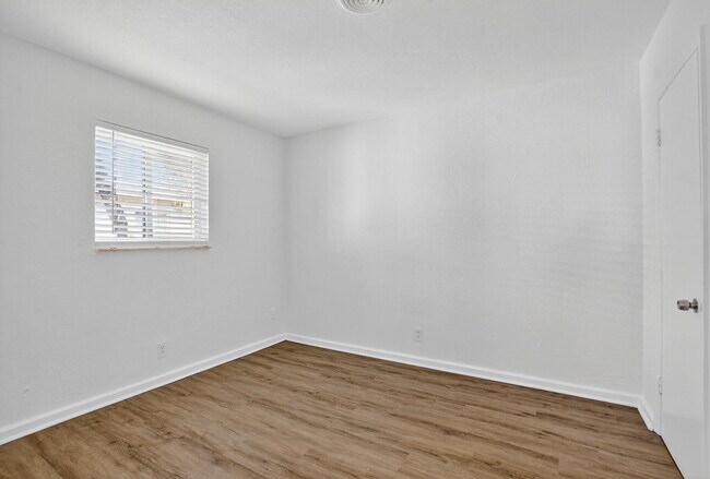 Building Photo - 3031 NE 7th Ave