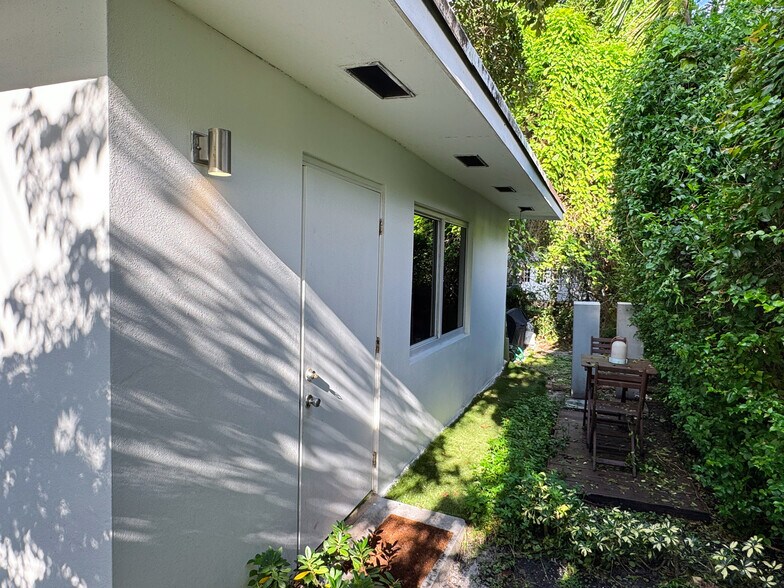 Building Photo - 400 NE 110th Ter