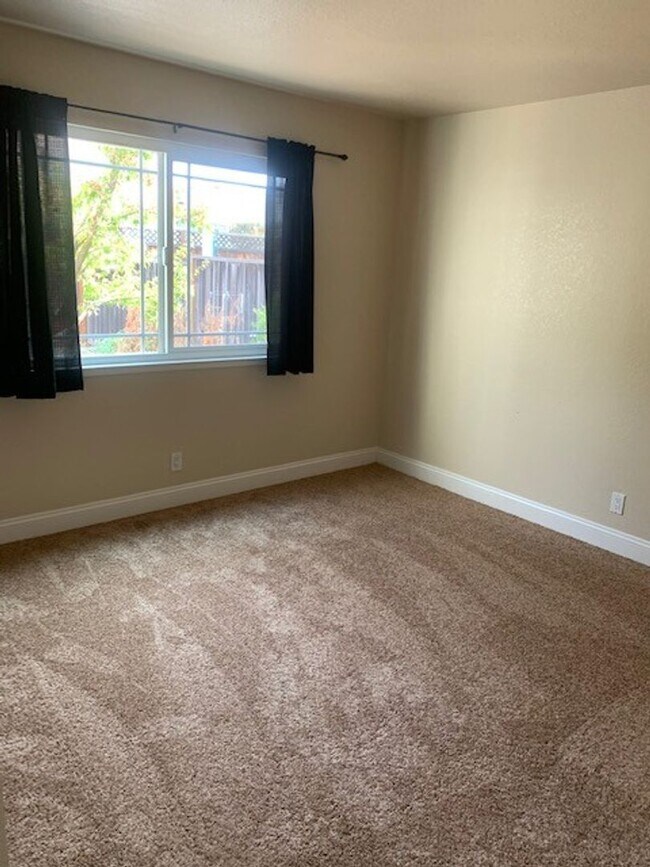 Building Photo - Great 3 Bedroom Townhouse!