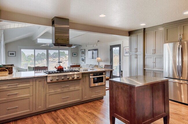 Building Photo - Boise, Beautiful home in the Foothills with lots of privacy