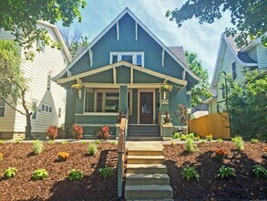 Building Photo - SINGLE FAMILY HOME! Great Location! Laundry, Wood Floors and Parking!