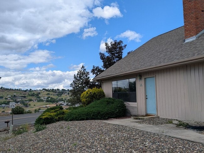 Building Photo - 3525 Country Club Dr