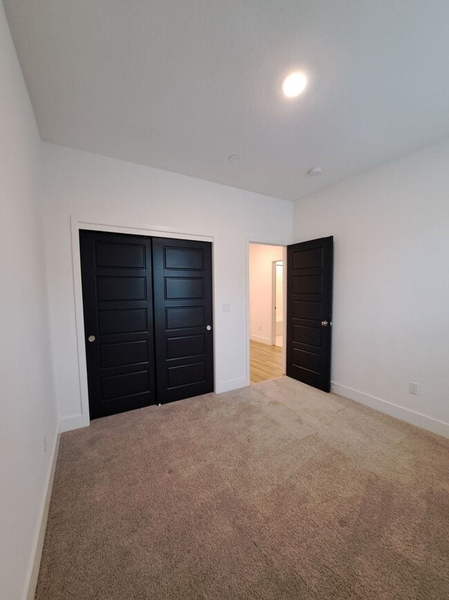 Building Photo - Fresno 3BR Pet-Friendly Townhouse with Community Amenities!