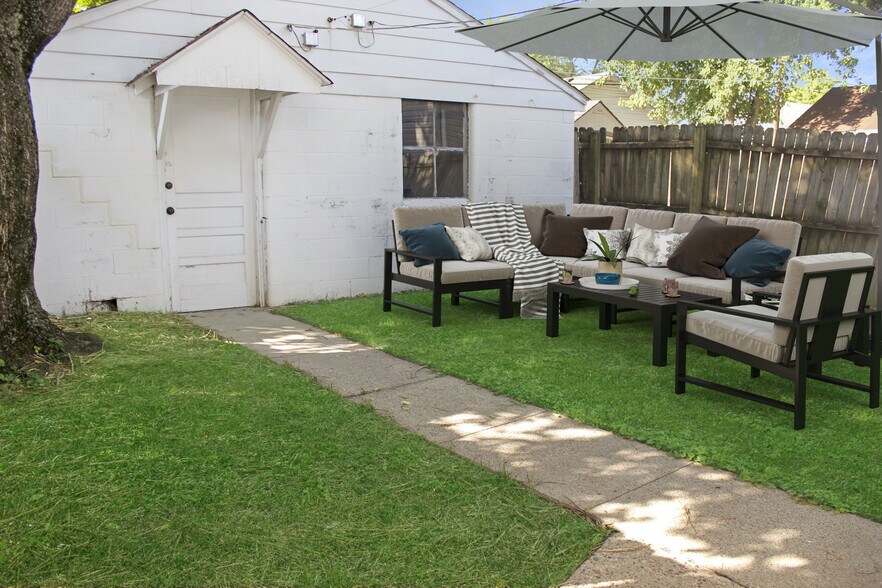 Building Photo - 572 Lilly Ave