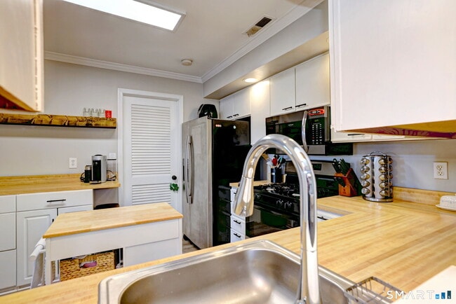 Building Photo - 50 Greenview Ln