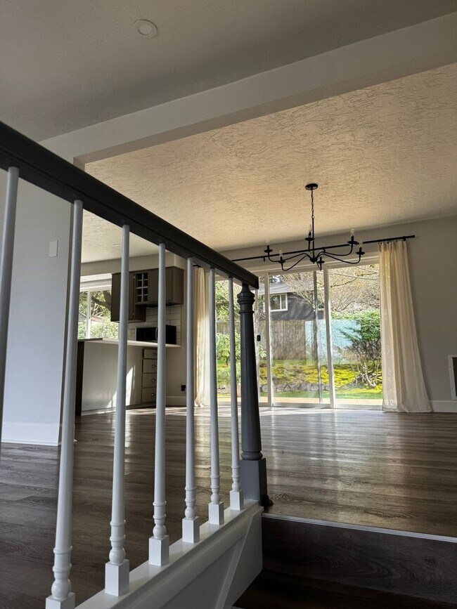 Building Photo - Spacious 3 Bedroom Home in South Eugene – Churchill Area