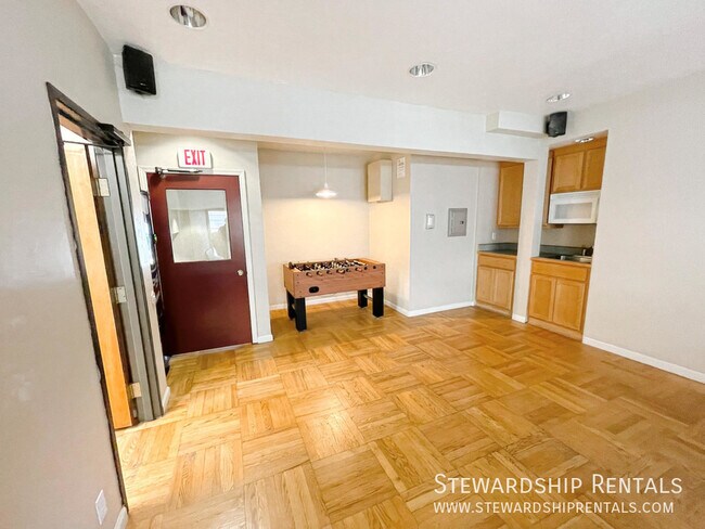 Building Photo - Efficiency Studio close to UO Campus!