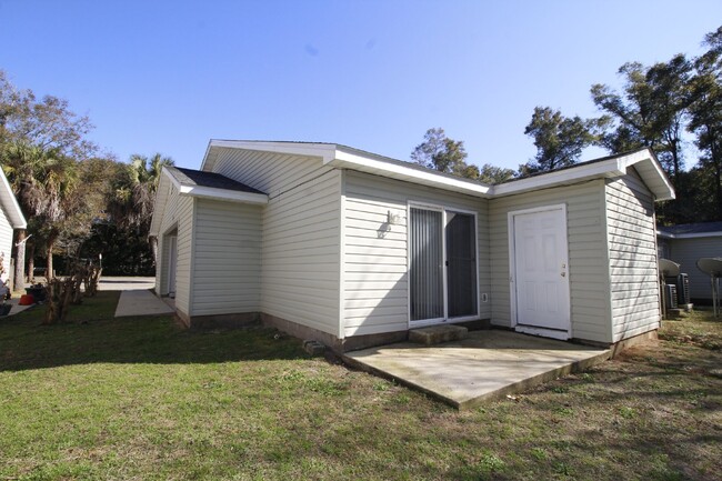 Building Photo - Inviting 2-Bedroom Home in West Pensacola ...